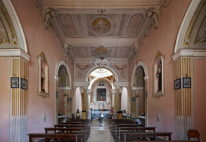 Interno chiesa Montecalvo